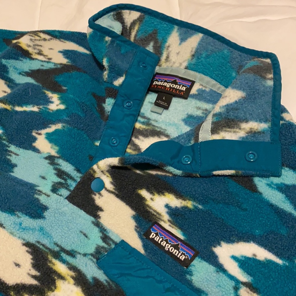 Patterned Patagonia pullover - Picture 3 of 3